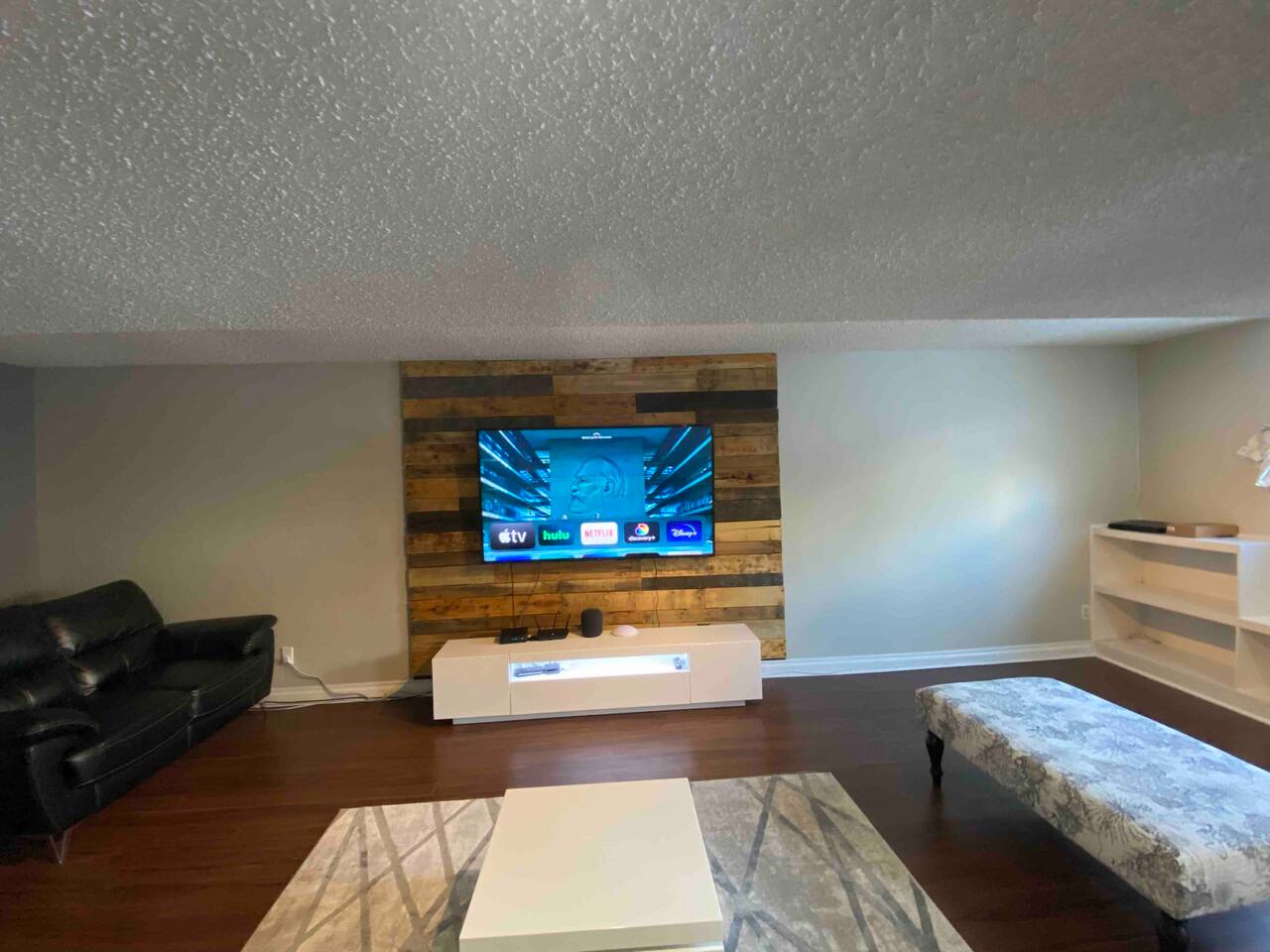 TV lounge — North of Sixty suite